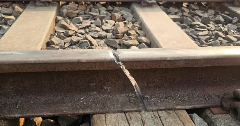 নলডাঙ্গায় রেললাইনে ফাটলের ছবি